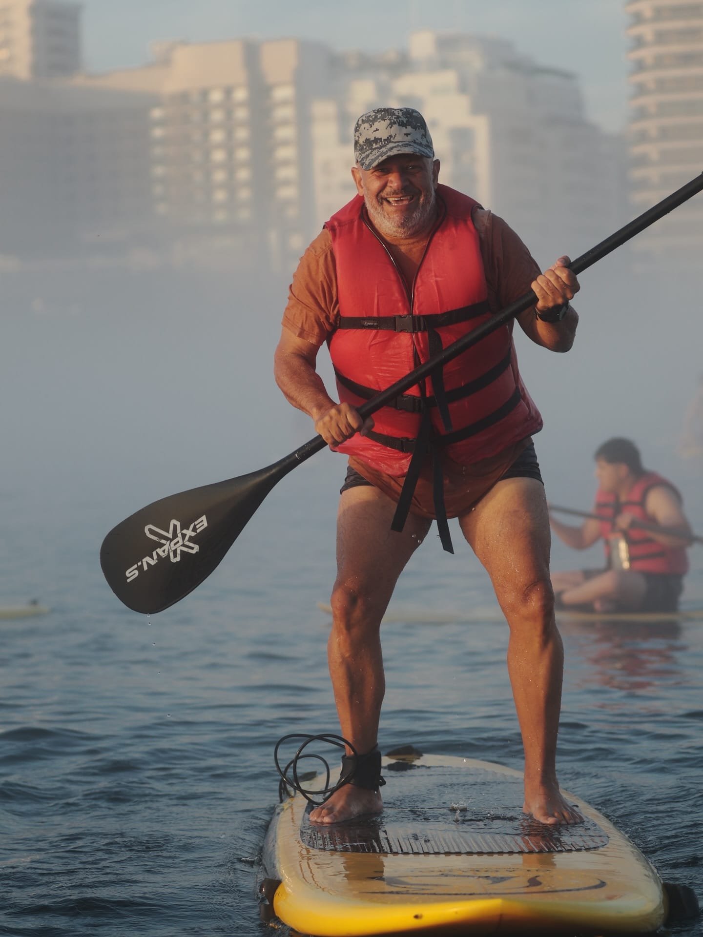 Alegria e segurança na aula de stand up paddle em Copacabana com a Gladiadores SUP.